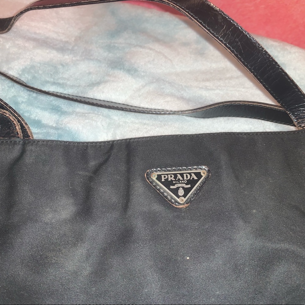 Stylish Prada bag - Picture 3 of 9